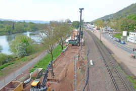 Blick von oben auf die Baustelle zwischen Mosel und Straße