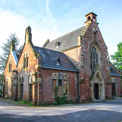 Die restaurierungsbedürftige Kapelle auf dem Hauptfriedhof wurde 1870 im neogotischen Stil erbaut.