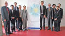 OB Klaus Jensen (4. v. r.) und Klauspeter Quiring, Leiter der städtischen Gebäudewirtschaft (l.), stellen der chinesischen Delegation und Dr. Daniel Senff vom VDI Technologiezentrum (5. v. r.) die LED-Technologie im Schulzentrum Mäusheckerweg vor.
