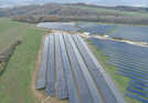 Das Luftbild zeigt die Ausrichtung der Module des Solarparks in verschiedene Richtungen. Dadurch verbessert sich die Stabilität der Stromproduktion. Foto: Stadtwerke