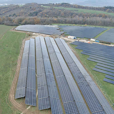 Das Luftbild zeigt die Ausrichtung der Module des Solarparks in verschiedene Richtungen. Dadurch verbessert sich die Stabilität der Stromproduktion. Foto: Stadtwerke
