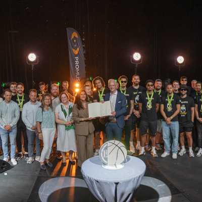 Nach dem Eintrag ins Ehrenbuch präsentieren sich die Gladiators mit Oberbürgermeister Wolfram Leibe und Mitgliedern des Stadtrates auf der Bühne der Arena. Die Trierer Weinkönigin Melika Zare gab dem Ereignis einen festlichen Rahmen. Foto: Simon Engelbert