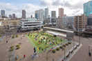 Als der „Flying Grass Carpet“ 2015 auf dem Grotekerkplein in Rotterdam auslag, war das eine Rückkehr zu den Wurzeln:  Die Idee war vor zehn Jahren in der niederländischen Stadt entstanden. Foto: flyinggrasscarpet.org