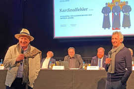 Die Autoren Alistair Beaton (links) und Dietmar Jacobs (rechts) kamen extra nach Trier, um Lust auf ihre satirische Komödie „Kardinalfehler“ zu machen