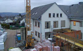 Nachdem der Altbau entkernt wurde, wachsen jetzt auf dem früheren Hof der Grundschule Feyen die neuen Gebäudeteile empor.