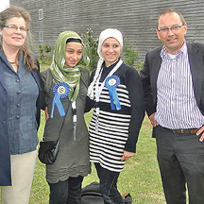 Nach dem Besuch einer muslimischen Schule interviewten zwei Mädchen Bürgermeisterin Angelika Birk und den s-Hertogenboscher Beigeordneten Bart Eigeman.  Foto: Stabsstelle „Lernen vor Ort“