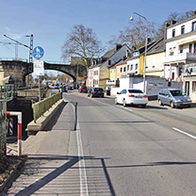 Noch müssen die Anwohner der Bonner Straße auf eine Lücke im dichten Verkehr warten, um den Abgang zur Mosel (links) zu erreichen.