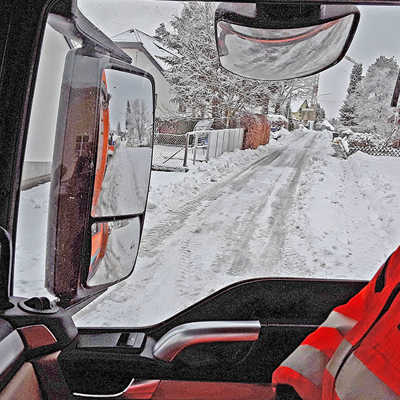 Bei verschneiten und vereisten Straßen kann das Müllauto nicht immer kommen – für diesen Fall bietet der A.R.T. ab Januar vergünstigte „Schneesäcke“ für drei statt acht Euro pro Stück an. Archivfoto: A.R.T.