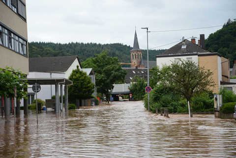 Die August-Antz-Straße in Ehrang steht metertief unter Wasser.