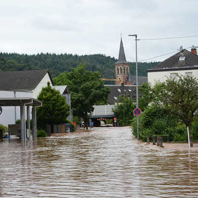 Die August-Antz-Straße in Ehrang steht metertief unter Wasser.