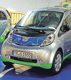 Das SWT-Elektroauto wirbt für umweltfreundliche Mobilität, aber auch für die Ladestation im City-Parkhaus. Künftig wollen die Stadtwerke solche Fahrzeuge auch verleihen.Foto: SWT
