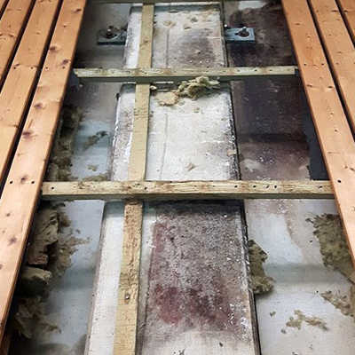 In der Wolfsberghalle wurden 2019 hinter der Wandverkleidung Feuchtigkeitsschäden mit Schimmel entdeckt. Foto: Büro Gasthauer