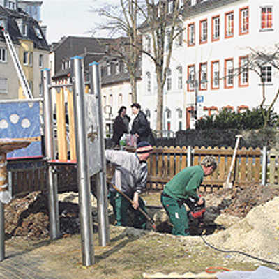 Im Rautenstrauchpark haben Thomas Gerth und Michael Sharkey (v. r.) vom Bürgerservice im Auftrag des Grünflächenamts in der vergangenen Woche ein neues Häuschen, die "Klönecke", aufgestellt.
