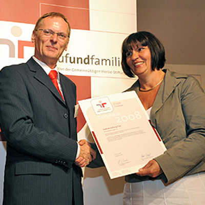 Aus den Händen von Staatssekretär Jochen Homann nimmt Simone Kaes-Torchiani stellvertretend für das Rathaus Trier das Zertifikat entgegen.