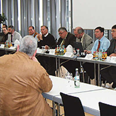 Herbert Kern (stehend) und Mitglieder des Pfalzeler Bürgervereins (vorne) bringen ihre Einwände vor einer Reihe von Sachverständigen und der TSW-Geschäftsführung (6. und 7. v. r.) vor.