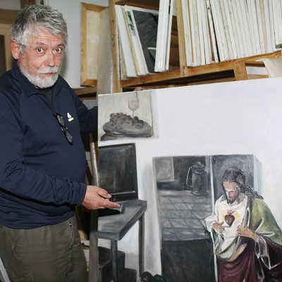 Karl Willems präsentiert ein Gemälde mit einer Herz Jesu-Szene. 