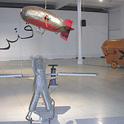 Raum-Installation des 1971 in Algerien geborenen französischen Künstlers Philippe Jacq. Er gewann 2003 den Schuman-Kunstpreis 2003.