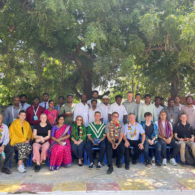 Die deutsche Delegation, bestehend aus Vertreterinnen und Vertretern von Verwaltung, Hochschule und der EU, besichtigte mit den indischen Projektpartnern ein nachhaltiges Dorfprojekt in Chennai. Foto: OB-Büro/Elisa Limbacher
