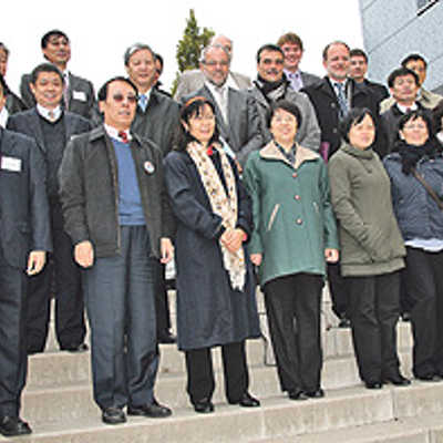 Die chinesische Delegation unter der Leitung von Prof. Zhong Binglin (mittlere Reihe, 3. v. l.) und Prof. Shi Peijun (rechts) wurde von OB?Klaus Jensen (4. v. l.) und Dr. Johannes Weinand (2. v. r.) begrüßt.