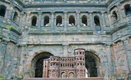 Bronzemodell vor Porta Nigra