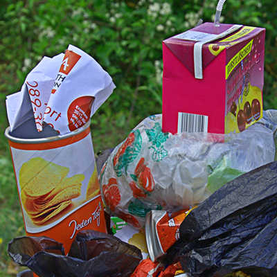 Einwegverpackungen, zum Beispiel für Getränke, sind eine erhebliche Umweltbelastung. Das neue Verpackungsgesetz soll nun die Recyc-
lingquote erhöhen. Foto: Rudolpho Duba / <a href="http://www.pixelio.de" target="_blank">pixelio.de</a>