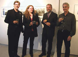 Der texanische Fotograph Nicholas Wood (rechts) mit Thomas Juncker, Präsident der Fort-Worth-Gesellschaft (links), OB Klaus Jensen und Dr. Bärbel Schulte, die die „Holga“-Kamera präsentiert.
