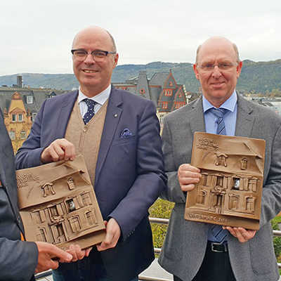 Dr. Andreas Ammer (M.) dankt Günther Passek (l.) und Dr. Stefan Ahrling für ihre Förderung mit der Stifterplatte 2018. Foto: Kulturstiftung
