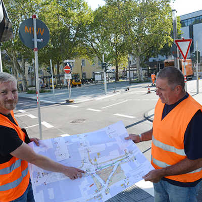 Der Plan ist umgesetzt: Ortstermin mit Denis Balzer und Christian Flerchinger vom Tiefbauamt kurz vor dem Abschluss der Bauarbeiten rund um den Nikolaus-Koch-Platz.