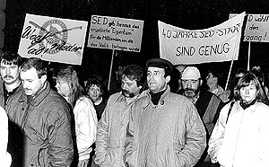 Auch rund zwei Monate nach der Maueröffnung demonstrierten die Weimarer für eine endgültige Abkehr vom SED-Regime.