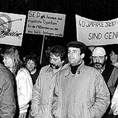 Auch rund zwei Monate nach der Maueröffnung demonstrierten die Weimarer für eine endgültige Abkehr vom SED-Regime.