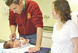 Die neugeborene Franziska Scholl, die im Mutterhaus untersucht wird, ist gesund. Vielleicht steht ihr Vorname 2010 auf der Hitliste.