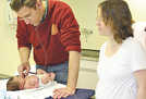 Die neugeborene Franziska Scholl, die im Mutterhaus untersucht wird, ist gesund. Vielleicht steht ihr Vorname 2010 auf der Hitliste.