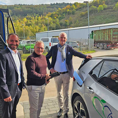 Tim Hartmann, SWT-Bereichsleiter Technische und Digitale Dienste, Stadtwerke-Vorstand Arndt Müller und OB Wolfram Leibe, (v. l.) testen einer der neuen Ladestationen an der Ruwerer Straße. Foto: Stadtwerke