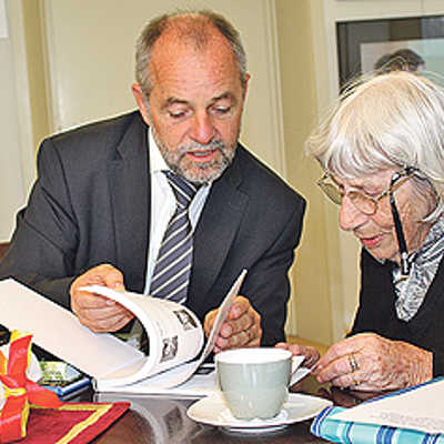 Im September kehrte die 95-jährige Miriam Neumeier 75 Jahre nach ihrer Flucht nach Paläs-tina erstmals wieder in ihre Heimatstadt Trier zurück. OB Jensen zeigt ihr eine Dokumentation über die von den Nationalsozialisten ermordeten Trierer Juden.