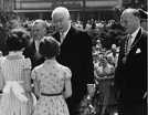 Bundespräsident Theodor Heuss wird bei seiner Ankunft von zwei Mädchen begrüßt. Rechts OB Heinrich Raskin. Foto:?Stadtarchiv