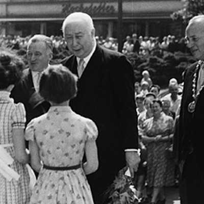 Bundespräsident Theodor Heuss wird bei seiner Ankunft von zwei Mädchen begrüßt. Rechts OB Heinrich Raskin. Foto:?Stadtarchiv