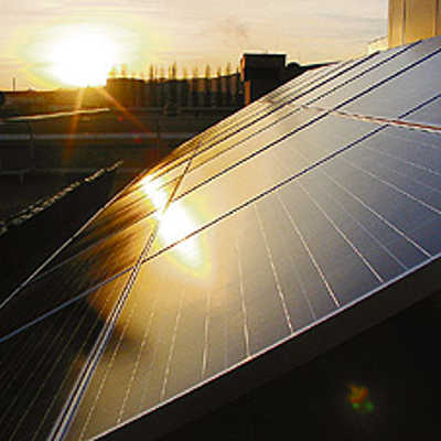 Auf einem Dach installierte Photovoltaikmodule liefern "sauberen" Strom ohne Freiflächen zu versiegeln.