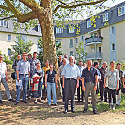 Wogebe-Geschäftsführer Herbert Schacherer (vorn, r.) stellte Luxemburgs Wohnbauminister Marco Schank (vorn 2.v.r.) die Ringsiedlung in der Nähe des Bürgerhauses vor.