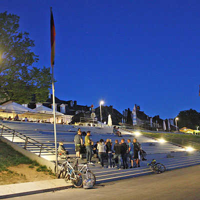 Die große Freitreppe am Zurlaubener Ufer wird von den Trierern bereits rege genutzt, um an einem lauen Sommerabend ein Gläschen Wein mit Blick auf die Mosel zu genießen. 