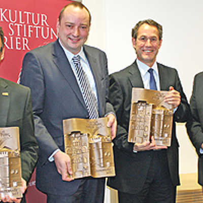 Harry Thiele (r.) ehrt Andreas Noll, Hermann Sperber und Horst Schreiber (v. l.) für ihr Engagement . Foto: Agenturhaus