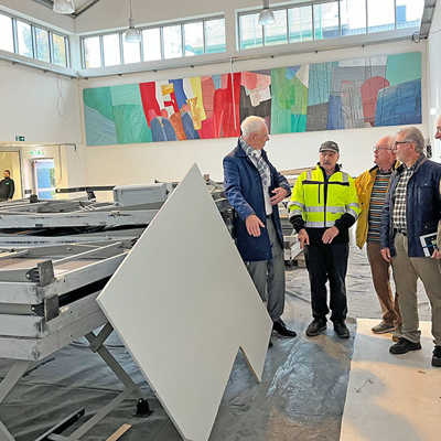 Gemeinsam mit Ehrangs Ortsvorsteher Berti Adams (rechts) und weiteren Beteiligten, macht sich OB Wolfram Leibe (links) ein Bild vom Fortgang der Arbeiten im Bürgerhaus Ehrang. Foto: OB-Büro