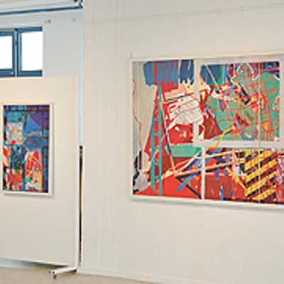 Ein Blick in die Ausstellung zeigt farbintensive, großformatige Acrylbilder der vergangenen Schaffensperioden von KD Kallenbach.