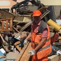 Ein Mitarbeiter von StadtRaum Trier räumt Trümmer auf
