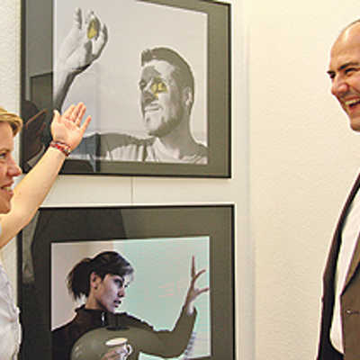 Caro Caspers erläutert Kulturdezernent Thomas Egger zwei ihrer Fotoporträts bei der Vernissage ihrer Ausstellung im Rathaus.