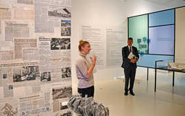 Kuratorin Anne-Karin Kirsch und Unipräsident Professor Michael Jäckel erläutern beim Presserundgang die Konzeption der Ausstellung.