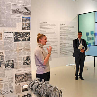 Kuratorin Anne-Karin Kirsch und Unipräsident Professor Michael Jäckel erläutern beim Presserundgang die Konzeption der Ausstellung. 