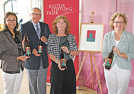 Hiltrud Zock (Agenturhaus), Harry Thiele, Vorsitzender der Kulturstiftung, Ingrid Steiner, Betriebsleiterin der Staatlichen Weinbaudomäne, und ADD-Präsidentin Dagmar Barzen (v. l.) präsentieren die Weinflaschen mit der Künstleredition.
