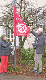 OB Wolfram Leibe hisst  die Flagge der Internationalen Kampagne zum Verbot von Atomwaffen (ICAN) vor dem Rathaus.