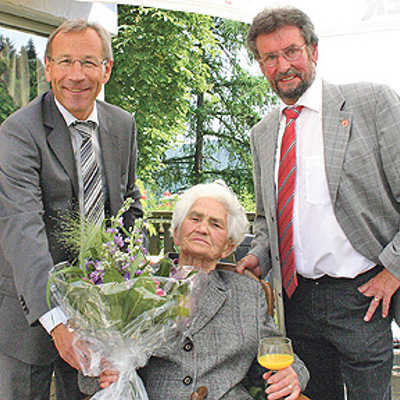 Ein stolzes Jubiläum: Bürgermeister Georg Bernarding (links) und der Ehranger Ortsvorsteher Günther Merzkirch gratulieren Ortrud Heyduschka zum 100. Geburtstag.
