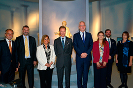 Honorarkonsul Klaus Jensen, Museumsleiter Marcus Reuter,  Großherzogin Maria Teresa, Großherzog Henri, OB Wolfram Leibe, Erbgroßherzogin Stéphanie, Erbgroßherzog Guillaume und Andrea Sand (v.l.n.r.) in der Nero-Ausstellung.